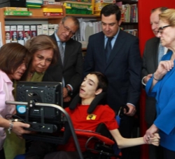 Su Majestad la Reina durante su visita al aula de Educación Básica Obligatoria de la Fundación Bobath